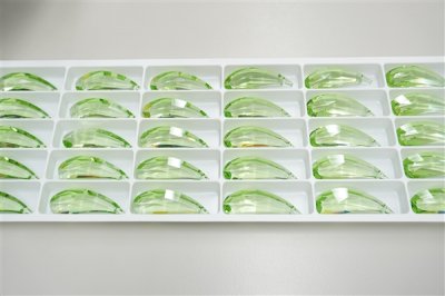 画像1: ◆シート◆8950NR803 MM50,0X18,0 ライトペリドット●30粒●