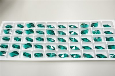 画像1: ◆シート◆8950NR805 MM30,0X18,0 エメラルド●50粒●