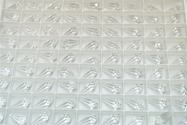 画像1: ◆シート◆8611 MM18,0X7,5 クリスタル●81粒● (1)