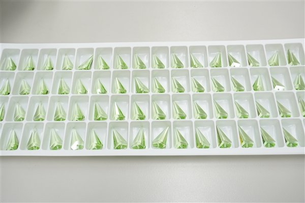 画像1: ◆シート◆8762 MM25,0X14,0 ライトペリドット●64粒● (1)