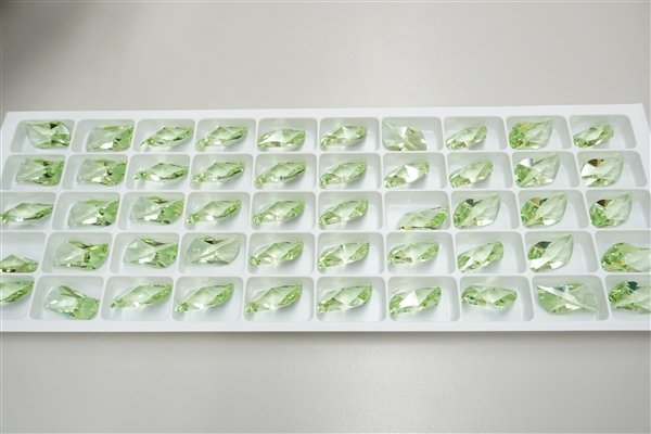 画像1: ◆シート◆8950NR805 MM30,0X18,0 ライトペリドット●50粒● (1)